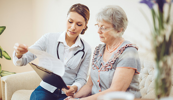 Ärztin klärt Patientin auf